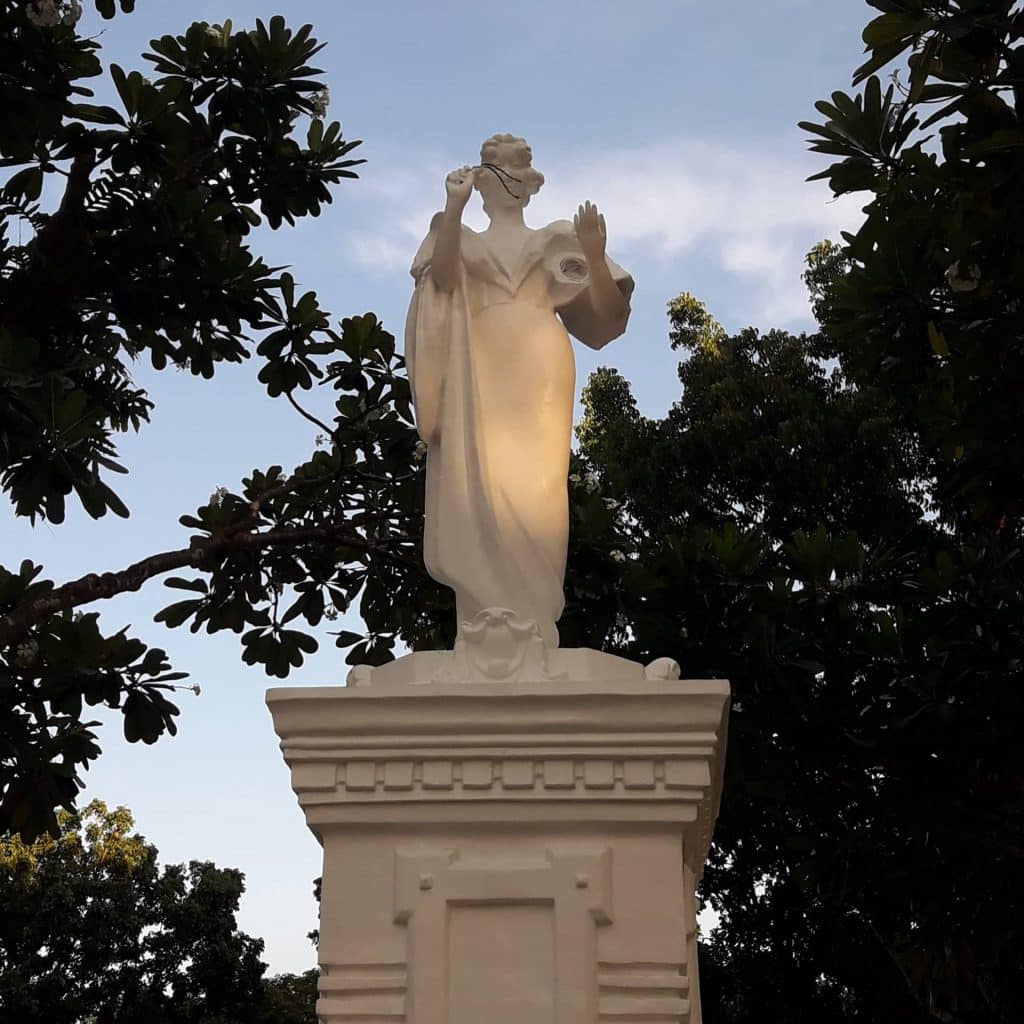 maria clara molo statue