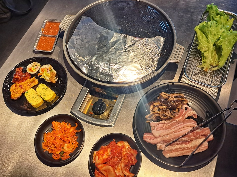 Sot Ddu Kung side dishes and korean street food