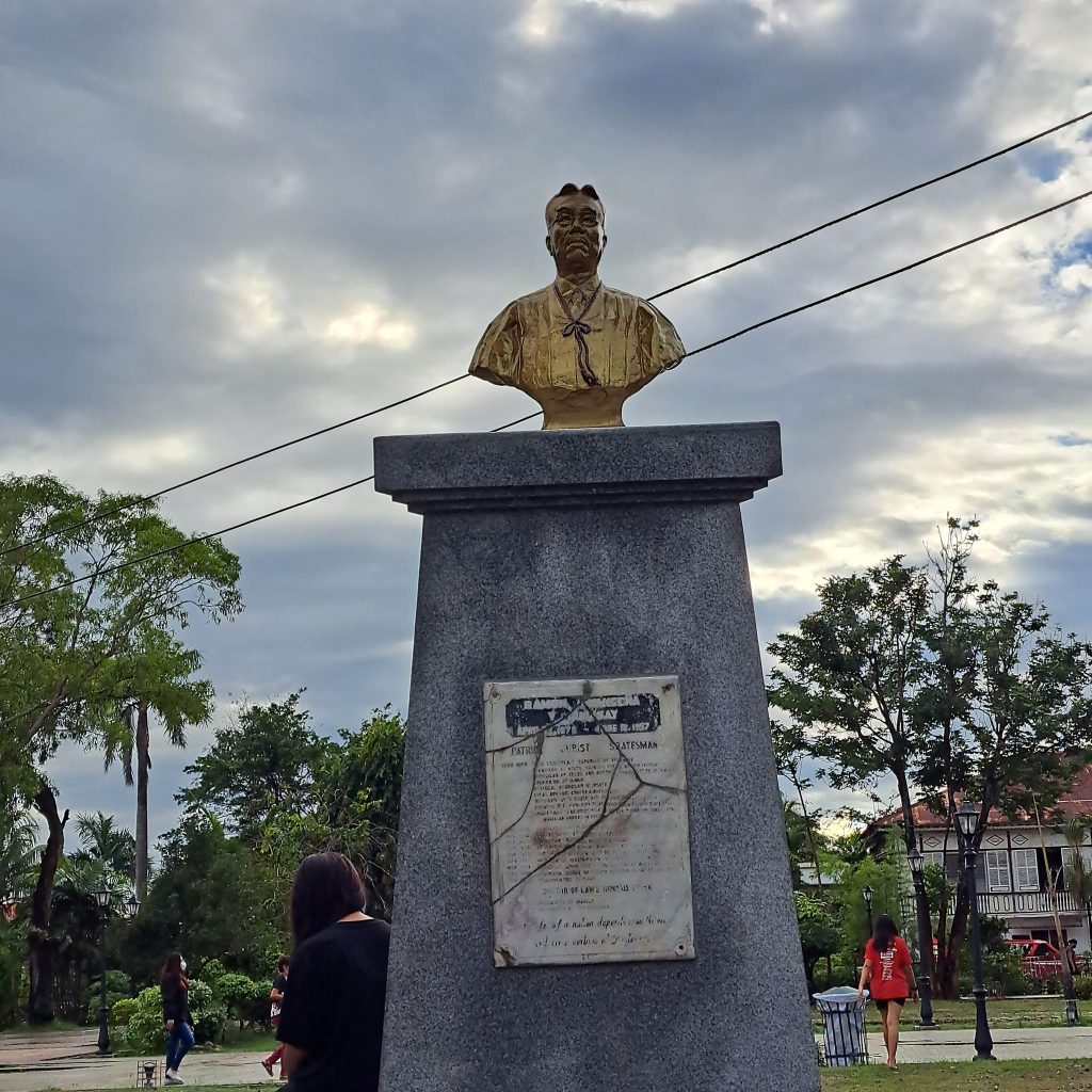 Chief Justice Ramon Avanceña Monument 01