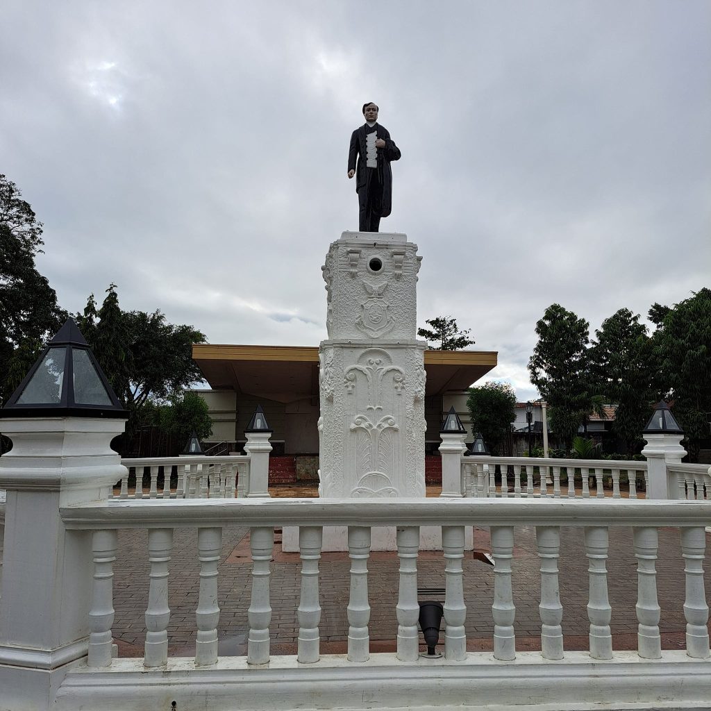Jose Rizal Monument 05 Villa
