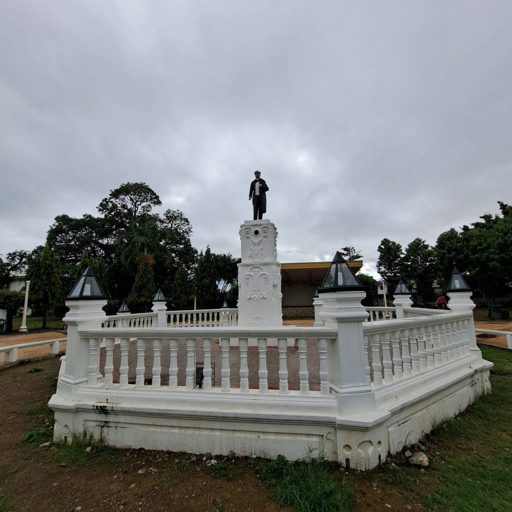 Jose Rizal Monument 05 Villa