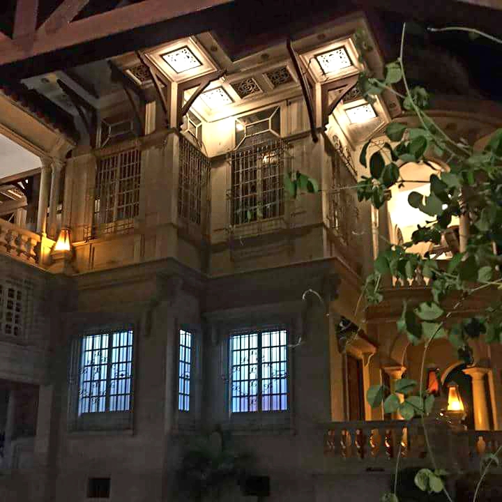 molo mansion at night