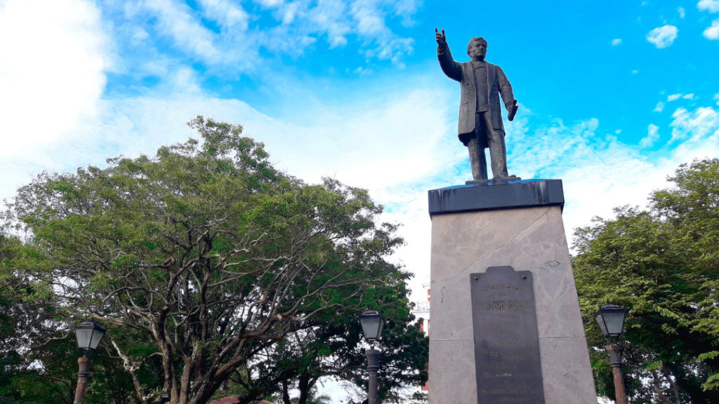 Jose Rizal Monument 01 Plaza Libertad