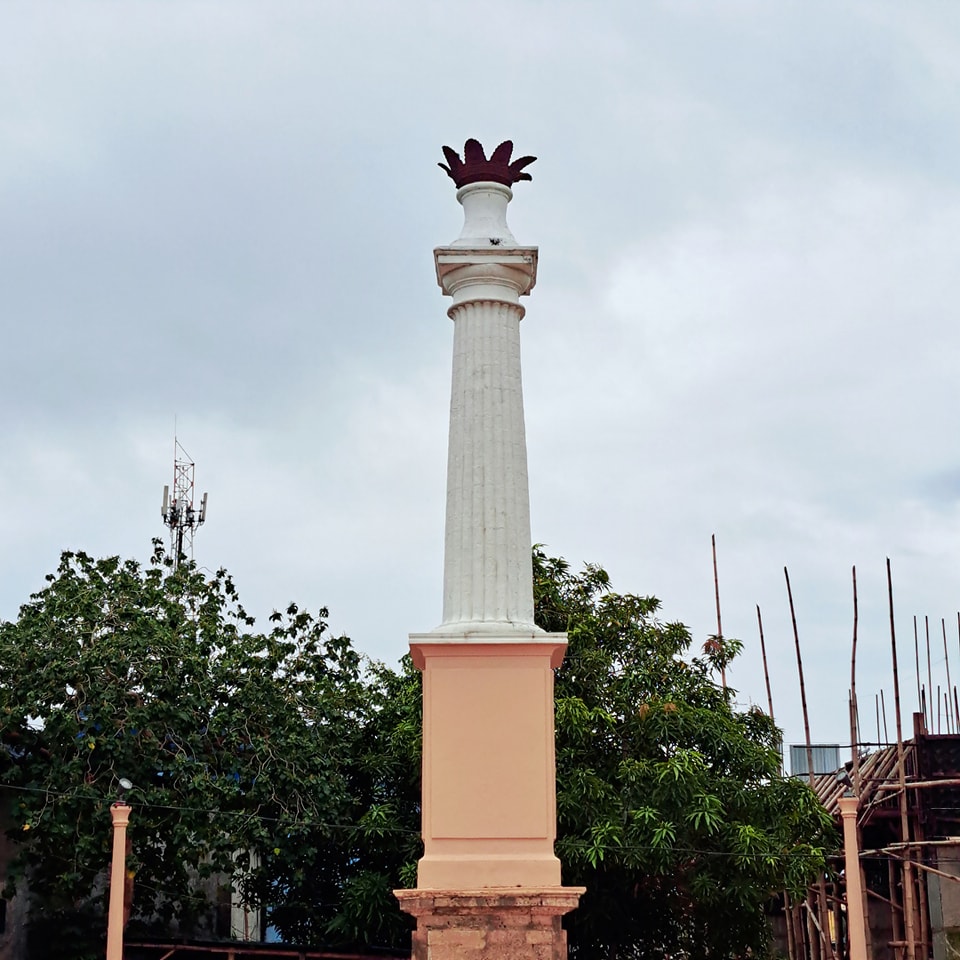 Corona de Reyna Isabel II Monument